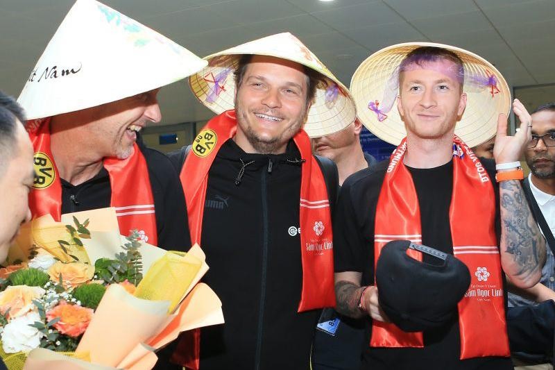 Marco Reus (phải) và các thành viên Borussia Dortmund thích thú với nón lá Việt Nam. (Ảnh: VFF)