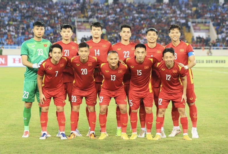 Trọng Hoàng (số 13) trong đội hình xuất phát của đội tuyển Việt Nam trận gặp CLB Borussia Dortmund. (Ảnh: VFF)