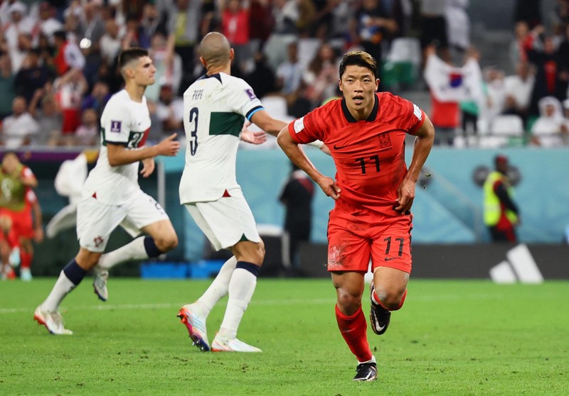 Tiền đạo Hwang Hee-chan mang về bàn thắng thứ hai cho Hàn Quốc ở phút thi đấu chính thức cuối cùng. (Ảnh: Reuters)