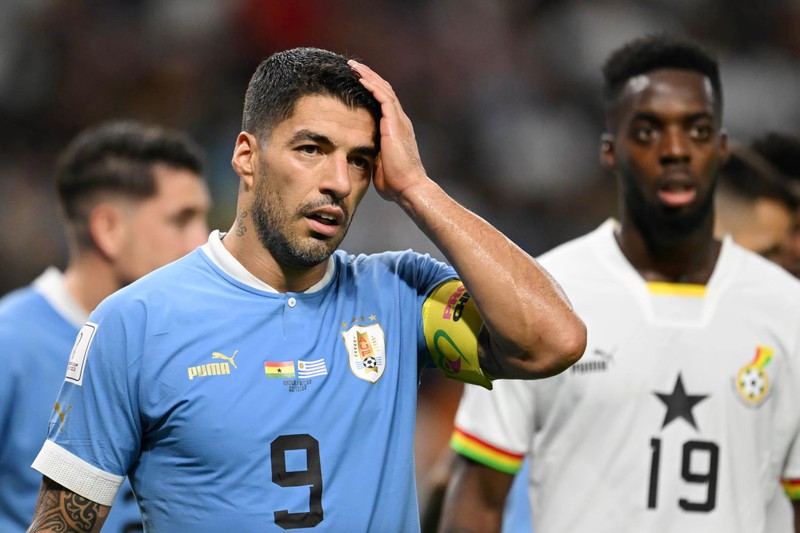 Luis Suárez thất thần sau khi bị loại dù thắng 2-0 Ghana. (Ảnh: FIFA)