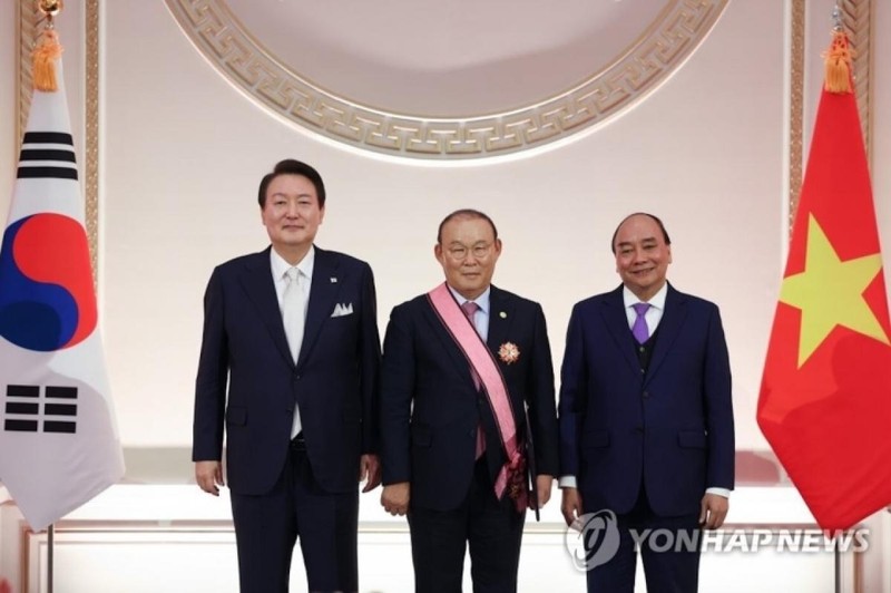 HLV Park Hang-seo nhận Huân chương vì sự nghiệp ngoại giao Hàn Quốc. (Ảnh: YonhapNews)