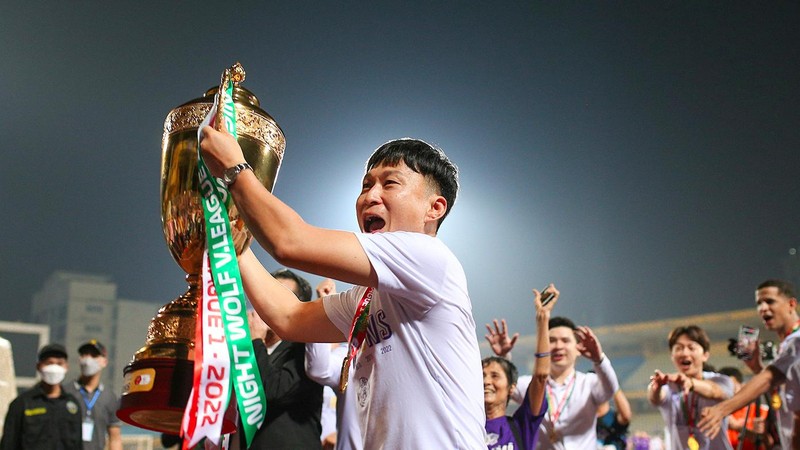 HLV Chun Jae-ho vô địch V-League 2022 cùng Hà Nội FC. (Ảnh: Hà Nội FC)