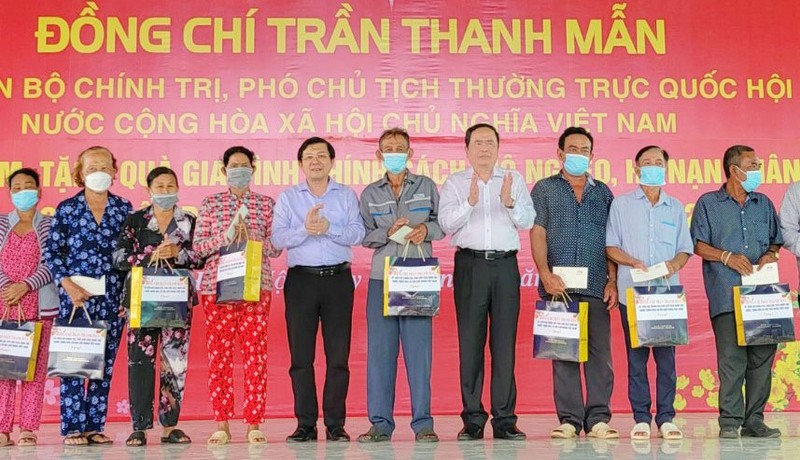 Đồng chí Trần Thanh Mẫn tặng quà Tết các gia đình khó khăn tại Bạc Liêu. 