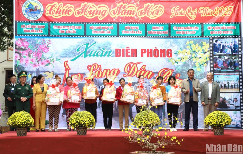Lãnh đạo Tỉnh ủy Đắk Lắk và Bộ Chỉ huy Bộ đội Biên phòng tỉnh trao tặng quà Tết cho các gia đình chính sách, hộ nghèo ở xã biên giới Ia R’vê, huyện Ea Súp.