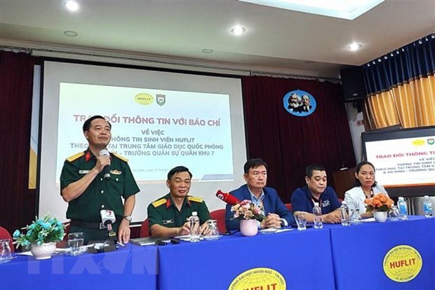 Đại tá Nguyễn Tiến Sơn, Chủ nhiệm Chính trị Trường Quân sự Quân khu 7 trao đổi thông tin với các cơ quan báo chí. (Ảnh: Thu Hoài/TTXVN)