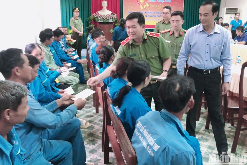 Thiếu tướng Đinh Văn Nơi cùng Lãnh đạo Liên đoàn Lao động TP Cần thơ trao tặng phần quà cho người lao động.
