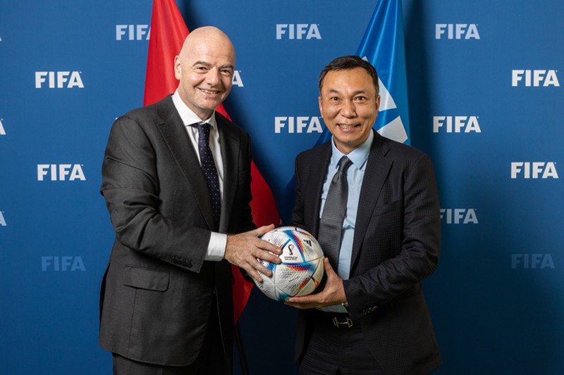 Chủ tịch FIFA Gianni Infantino (trái) và Chủ tịch VFF Trần Quốc Tuấn.