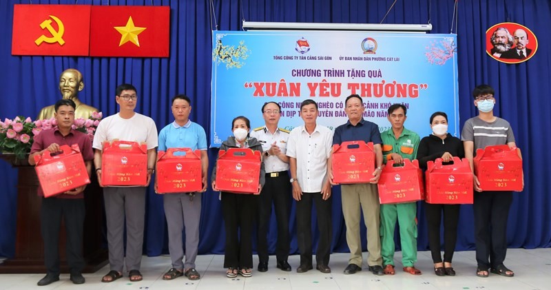 Đại diện Tân Cảng Sài Gòn và các lãnh đạo địa phương trao quà Tết cho người lao động có hoàn cảnh khó khăn. (Ảnh: Công Hoan)