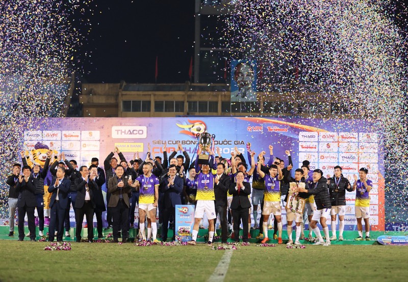 Thắng Hải Phòng 2-0, các cầu thủ Hà Nội vui mừng với chức vô địch Siêu cúp Quốc gia. (Ảnh: VPF)