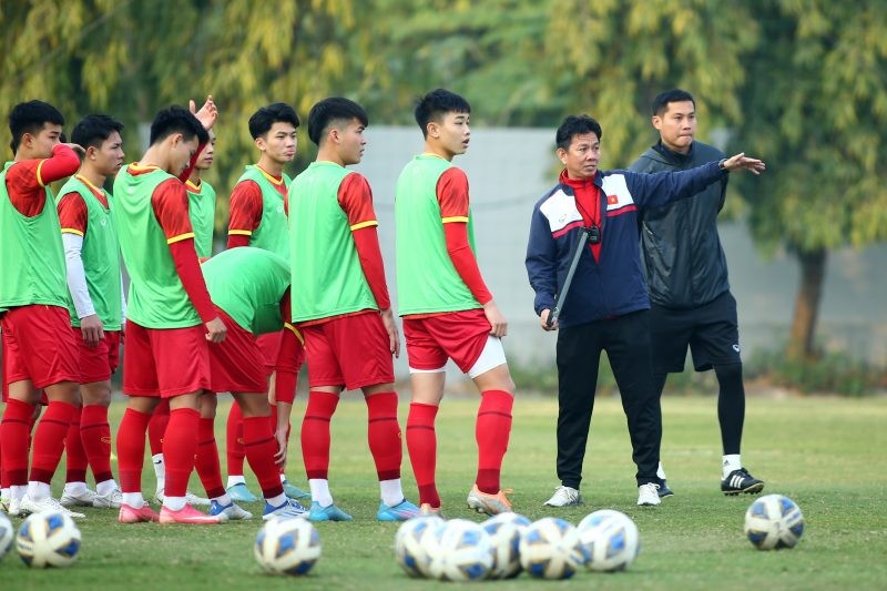 HLV trưởng Hoàng Anh Tuấn cùng các tuyển thủ U20 Việt Nam miệt mài tập luyện. (Ảnh: VFF)
