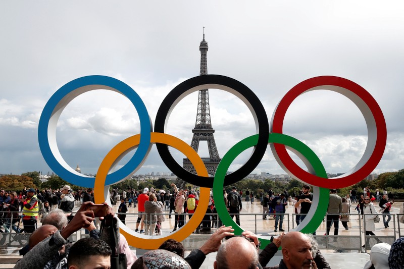 Biểu tượng Olympic đã được đặt trước tháp Eiffel. (Ảnh: Getty)