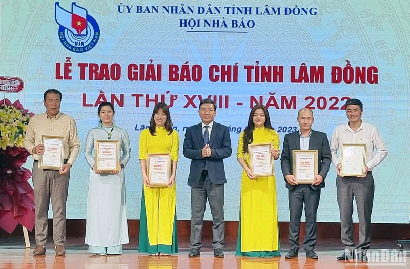 Trưởng Ban Tuyên giáo Tỉnh ủy Lâm Đồng Bùi Thắng trao giải nhất cho các tác giả.