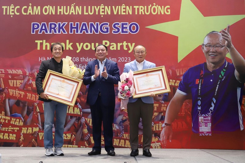 Bộ trưởng Bộ Văn hóa, Thể thao và du lịch Nguyễn Văn Hùng trao bằng khen cho HLV Park Hang-seo và trợ lý Lee (Ảnh: VFF).