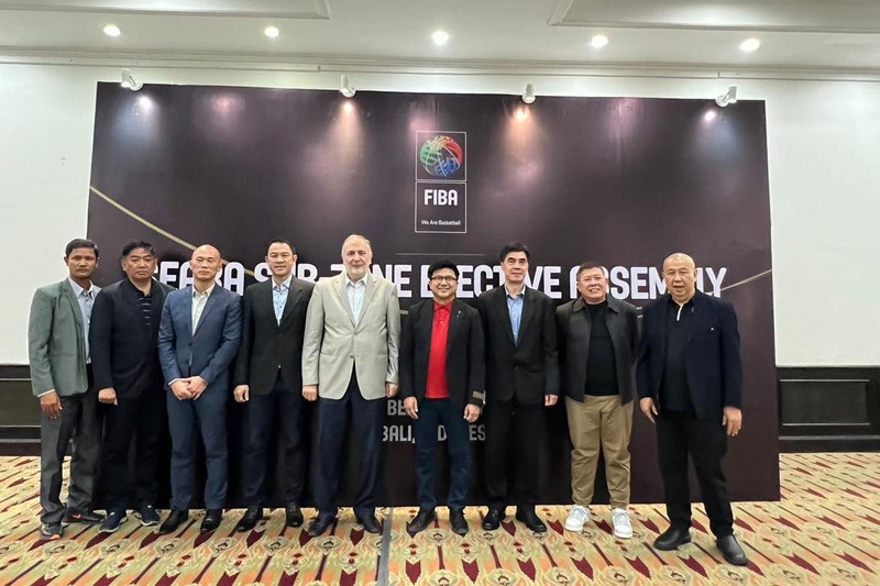 Giám đốc điều hành FIBA Asia Hagop Khajirian (áo trắng, ở giữa), ông Nguyễn Bảo Hoàng (áo đỏ) cùng đại diện các nước tham gia Hội nghị SEABA. (Ảnh: FIBA)
