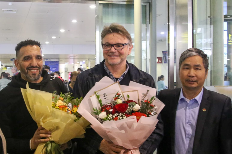 Lãnh đạo VFF ra sân bay đón và tặng hoa chào mừng HLV Philippe Troussier cùng cộng sự Moulay Lahsen Azzeggouarh Wallen. (Ảnh: VFF)