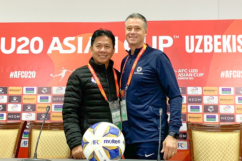 Huấn luyện viên Hoàng Anh Tuấn và huấn luyện viên trưởng của U20 Australia. (Ảnh: VFF)