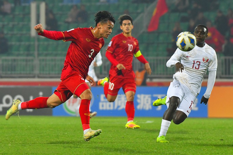 Một pha lên bóng tốc độ ở biên phải của hậu vệ Hồ Văn Cường trong trận đấu gặp U20 Qatar. (Ảnh: AFC)