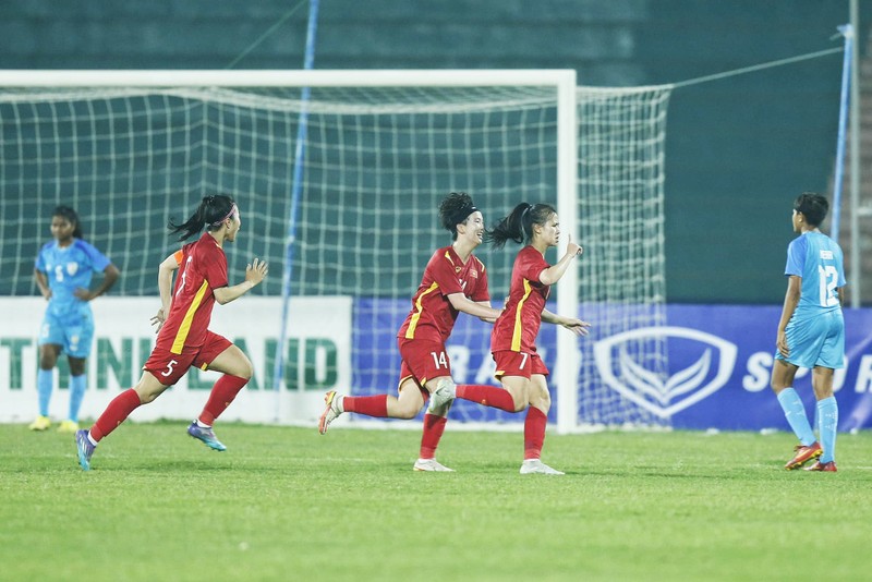 Các tuyển thủ U20 nữ Việt Nam ăn mừng khi ghi bàn vào lưới U20 nữ Ấn Độ. (Ảnh: VFF)