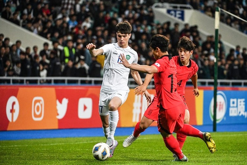 U20 Uzbekistan (áo trắng) thi đấu quyết liệt trước U20 Hàn Quốc. (Ảnh: AFC)