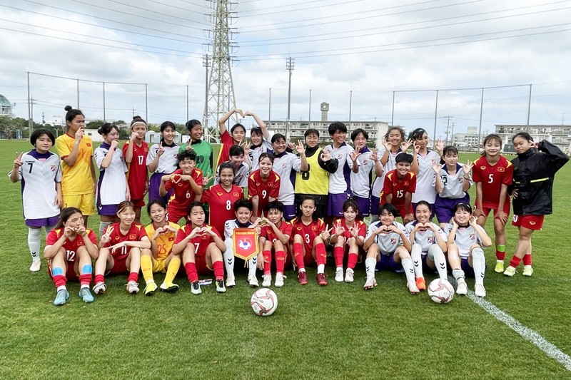 Cầu thủ hai đội U17 nữ Việt Nam và U17 nữ Okinawa chụp ảnh lưu niệm sau trận đấu. 