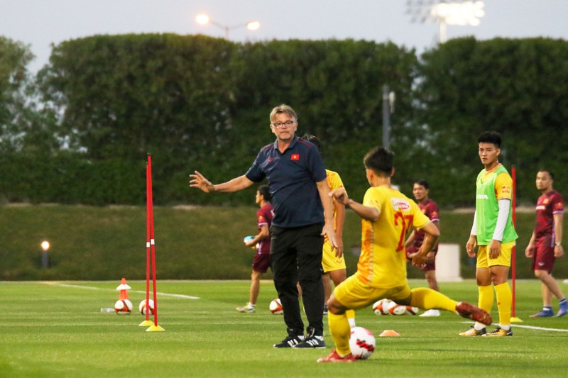 Huấn luyện viên Philippe Troussier theo dõi sát sao các cầu thủ U23 Việt Nam. (Ảnh: VFF)