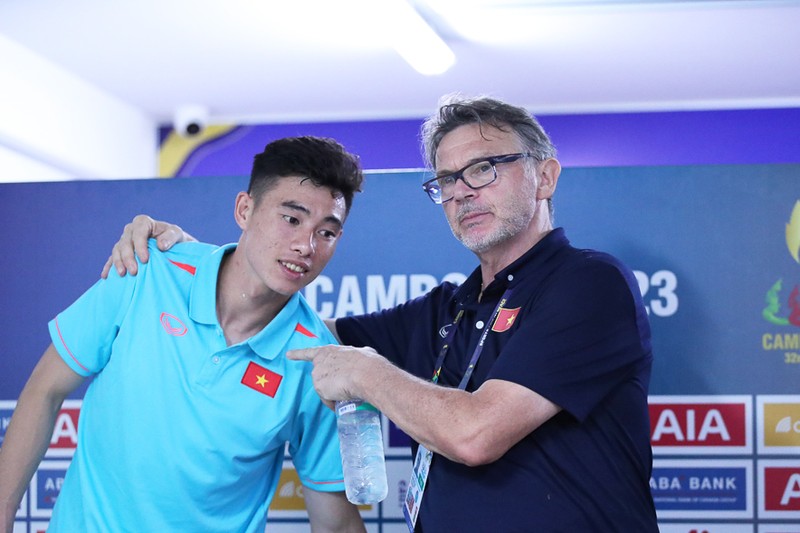 HLV Philippe Troussier cùng thủ thành Văn Chuẩn tham dự họp báo sau trận đấu. (Ảnh: VFF)