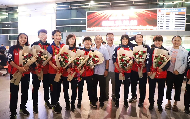 Các thành viên đội tuyển nữ tại sân bay Tân Sơn Nhất. (Ảnh: VFF)