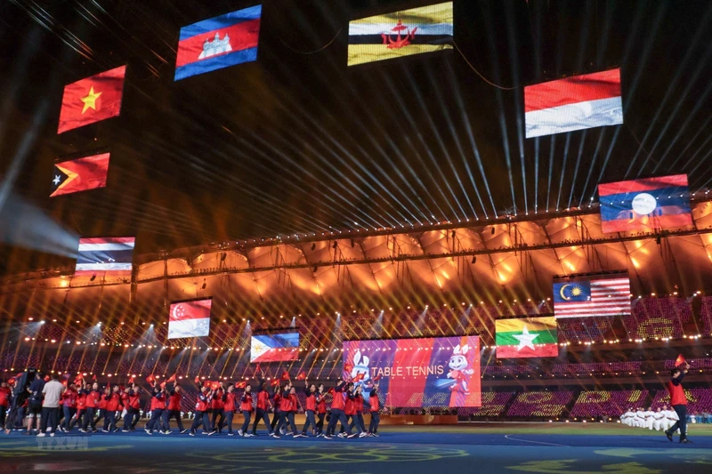 Đoàn thể thao Việt Nam diễu hành trên sân vận động Morodok Techo trong Lễ bế mạc SEA Games 32. (Ảnh: TTXVN)