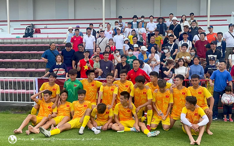 U17 Việt Nam giao lưu và chụp ảnh lưu niệm với các kiều bào sau trận đấu với U18 Honda FC. (Ảnh: VFF)