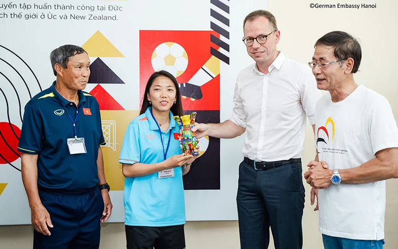 Phó Đại sứ Simon Kreye tặng quà đội tuyển nữ Việt Nam. (Ảnh: Đại sứ quán Đức tại Hà Nội)