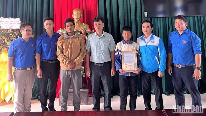 Em (thứ 3 từ phải qua) được tặng huy hiệu “Tuổi trẻ dũng cảm” vì hành động cứu 2 em nhỏ đuối nước. 