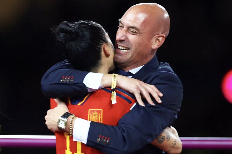 Chủ tịch RFEF Luis Rubiales ăn mừng cùng các cầu thủ Tây Ban Nha sau khi giành chức vô địch World Cup nữ 2023. (Ảnh: Getty)
