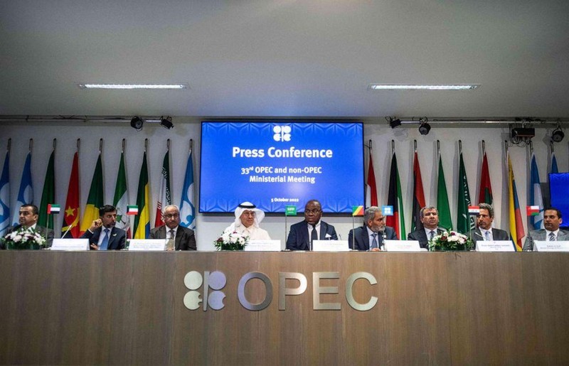 OPEC+ kiên quyết cắt giảm mạnh sản lượng.