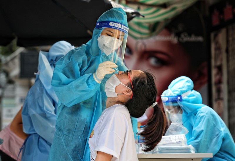 Nhân viên y tế tổ chức lấy mẫu xét nghiệm cho người dân trên địa bàn Hà Nội giai đoạn chống dịch Covid-19. Ảnh: Thành Đạt