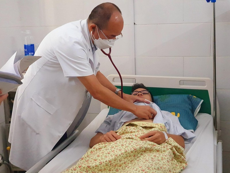 Bác sĩ của Trung tâm Bệnh nhiệt đới, Bệnh viện Bạch Mai thăm khám cho bệnh nhân. Ảnh: BVBM