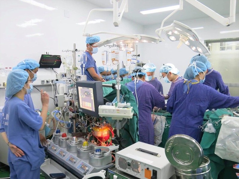 Kíp bác sĩ Bệnh viện Hữu nghị Việt-Đức thực hiện ca mổ cho bệnh nhân.