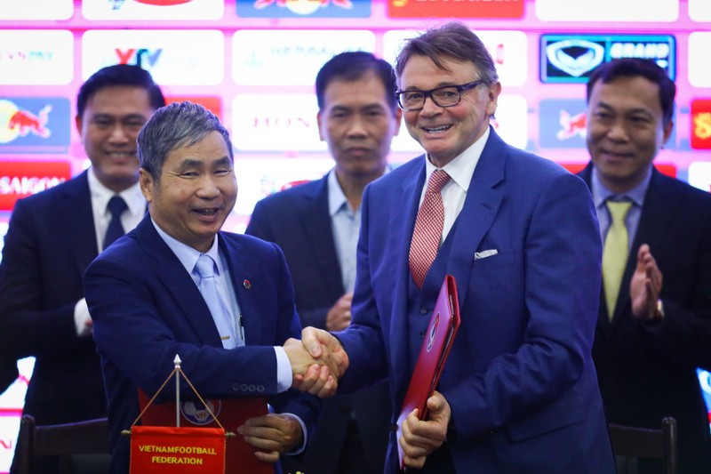 Ông Troussier đặt mục tiêu đưa đội tuyển tham dự World Cup khi nhận lời dẫn dắt Đội tuyển Việt Nam.