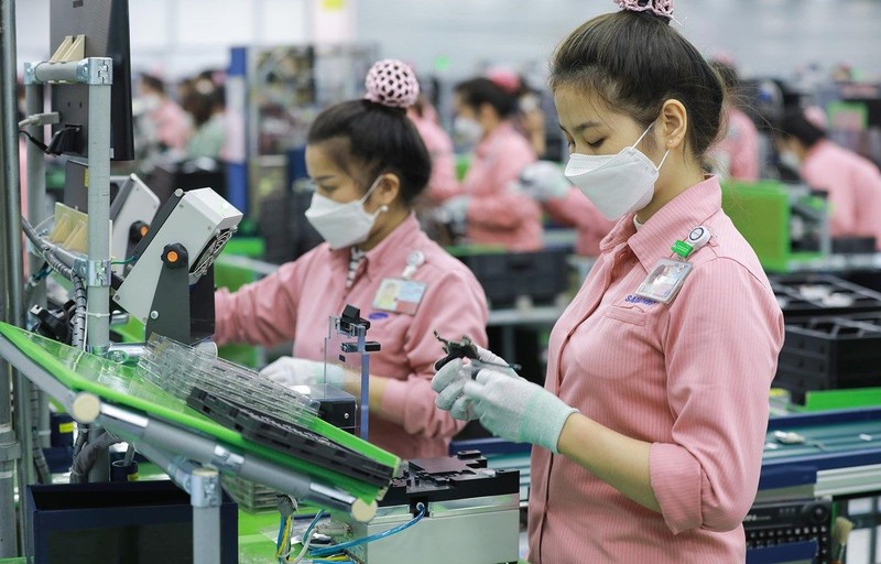 Ưu đãi về thuế góp phần thu hút mạnh mẽ vốn FDI vào Việt Nam. Trong ảnh: Nhân viên Samsung Việt Nam bên dây chuyền sản xuất. Ảnh: TTXVN 