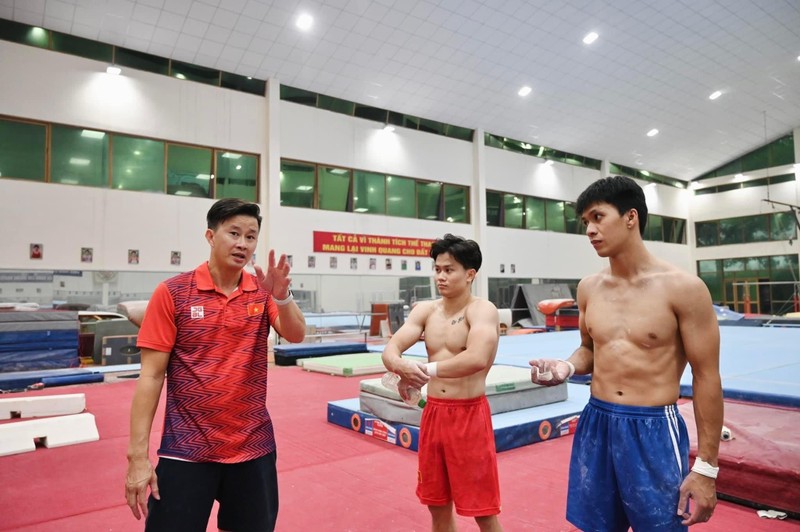 Huấn luyện viên Trương Minh Sang (bên trái) chia sẻ kinh nghiệm cùng các học trò.
