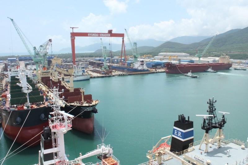 Nhà máy đóng tàu Hyundai - Việt Nam trong khu vực vịnh Vân Phong có vốn đầu tư hơn 350 triệu USD, hằng năm thực hiện xuất khẩu chiếm hơn 40% kim ngạch xuất khẩu của cả tỉnh Khánh Hòa.