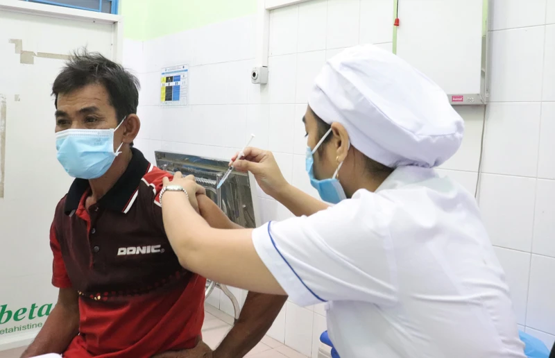 Người dân đi tiêm mũi nhắc lại thứ ba tại Bệnh viện Đa khoa khu vực Hóc Môn (TP Hồ Chí Minh). Ảnh: XUÂN MAI
