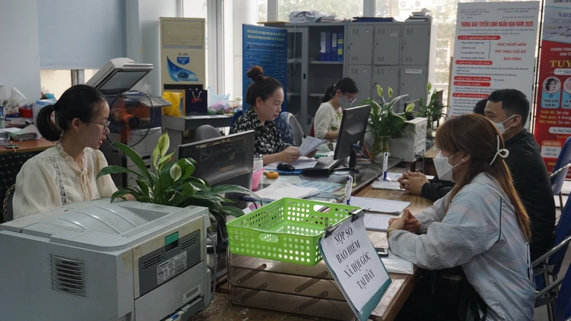 Công nhân, người lao động mong mỏi chính sách bảo hiểm phù hợp thực tiễn.