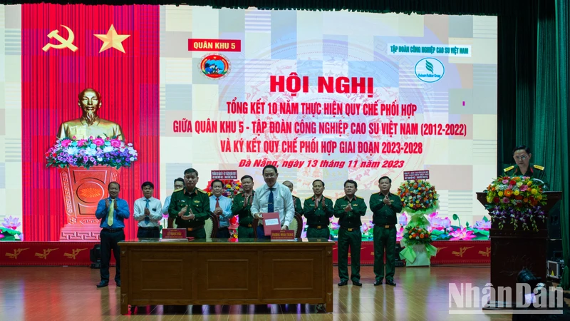 Đại diện Tập đoàn Công nghiệp Cao su Việt Nam và Quân khu 5 ký kết quy chế phối hợp giai đoạn 2023-2028.