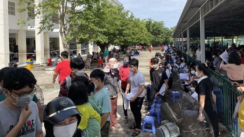 Học sinh tiêm vaccine phòng Covid-19 tại điểm Trường Trung học cơ sở Bình Chánh, huyện Bình Chánh trong ngày 1/8.