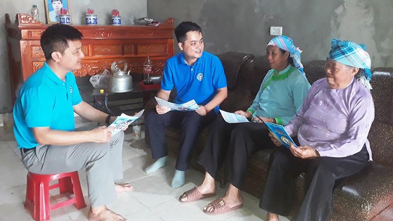 Nhân viên Bảo hiểm y tế huyện Bát Xát đến tận hộ gia đình ở thôn Tân Bảo, xã Bản Qua để tuyên truyền, vận động người dân tham gia bảo hiểm y tế tự nguyện.