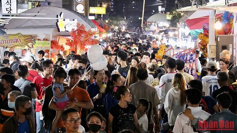 Mỗi ngày có hàng nghìn người dân thủ đô Vientiane đổ về khu vực diễn ra lễ hội. (Ảnh: TRỊNH QUỐC DŨNG)