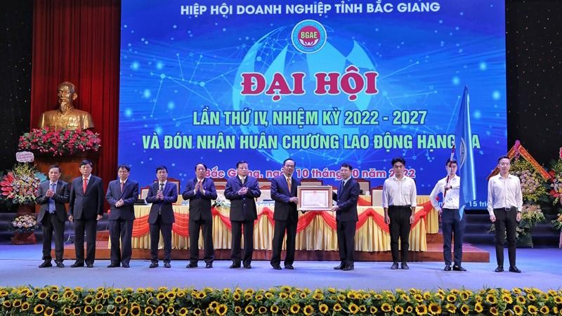 Nghi lễ trao Huân chương Lao động hạng Ba cho Hiệp Hội các doanh nghiệp tỉnh Bắc Giang.