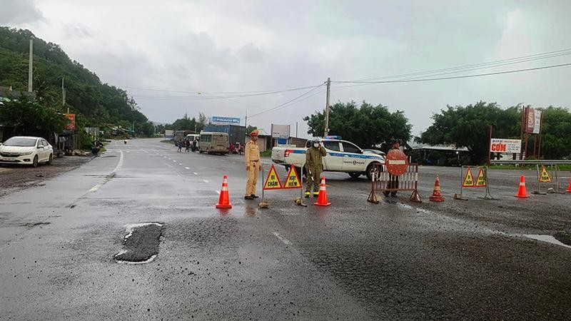 Lực lượng cảnh sát giao thông ứng trực điều tiết an toàn giao thông qua những điểm hư hỏng trên Quốc lộ 1 qua Phú Yên.