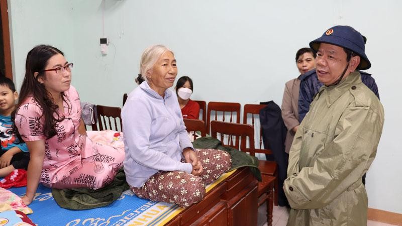 Chủ tịch Ủy ban nhân dân tỉnh Quảng Ngãi Đặng Văn Minh thăm hỏi người dân sơ tán tránh trú bão.