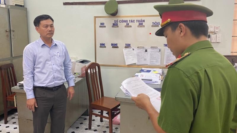Thi hành lệnh bắt tạm giam bị can Nguyễn Văn Hồng.